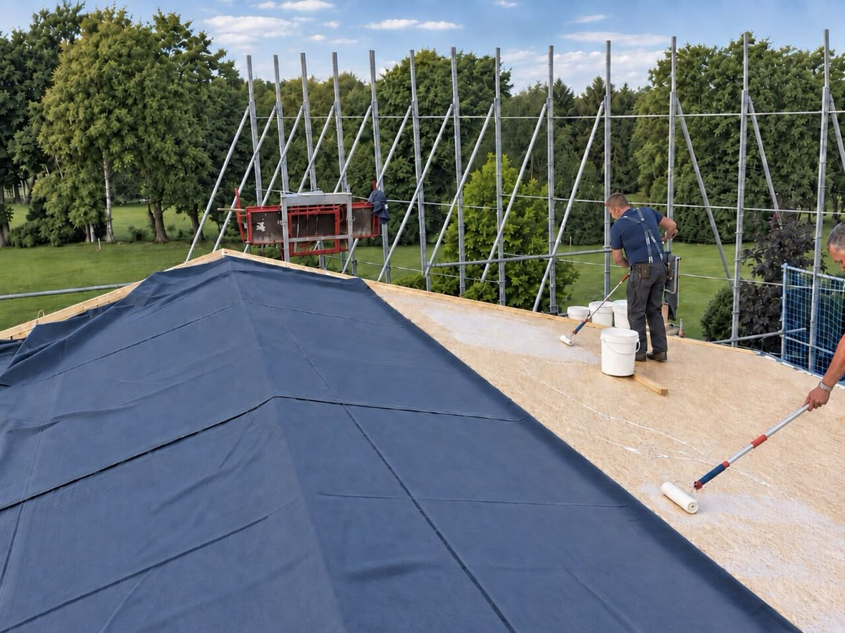 Verlegung einer EPDM-Folie auf einem Dach. Untergrund ist Holz. Darauf wird Flächenkleber W-1 mit einer Spezial Kurzflor-Rolle verteilt.